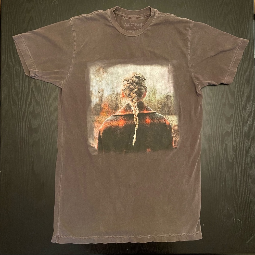 Rare OFFICIAL Taylor Swift Evermore t-shirt with album cover graphic & tracklist